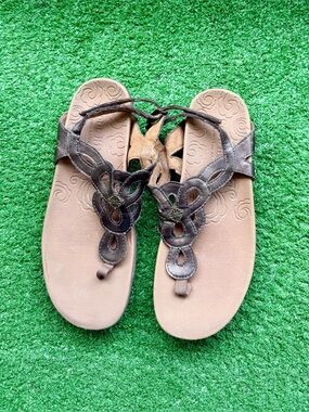 Cobb Hill by New Balance Bronze Metallic Floral Comfort Thong Sandals Women's US
